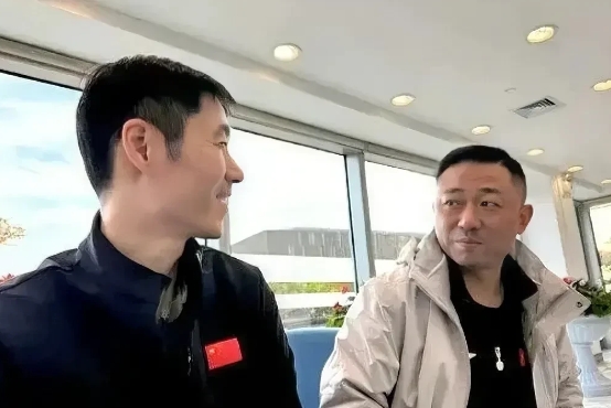王楚钦夺冠，王励勤点评一针见血！就在昨天的乒乓球比赛现场，王楚钦成功捧起冠军奖杯