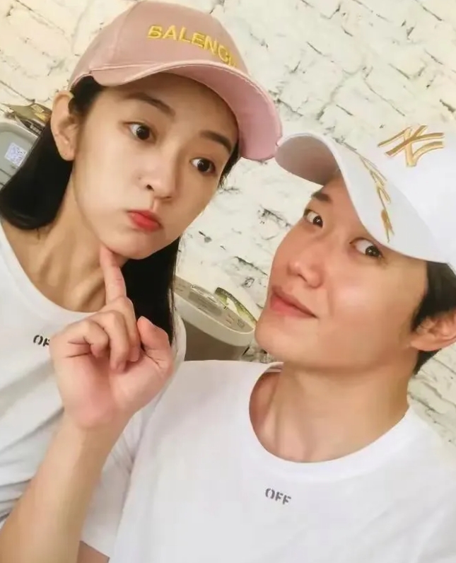 李嘉铭刘泳希同步发文宣布离婚，配文"感恩相遇，愿君安好"。
离婚正常，女方家境富