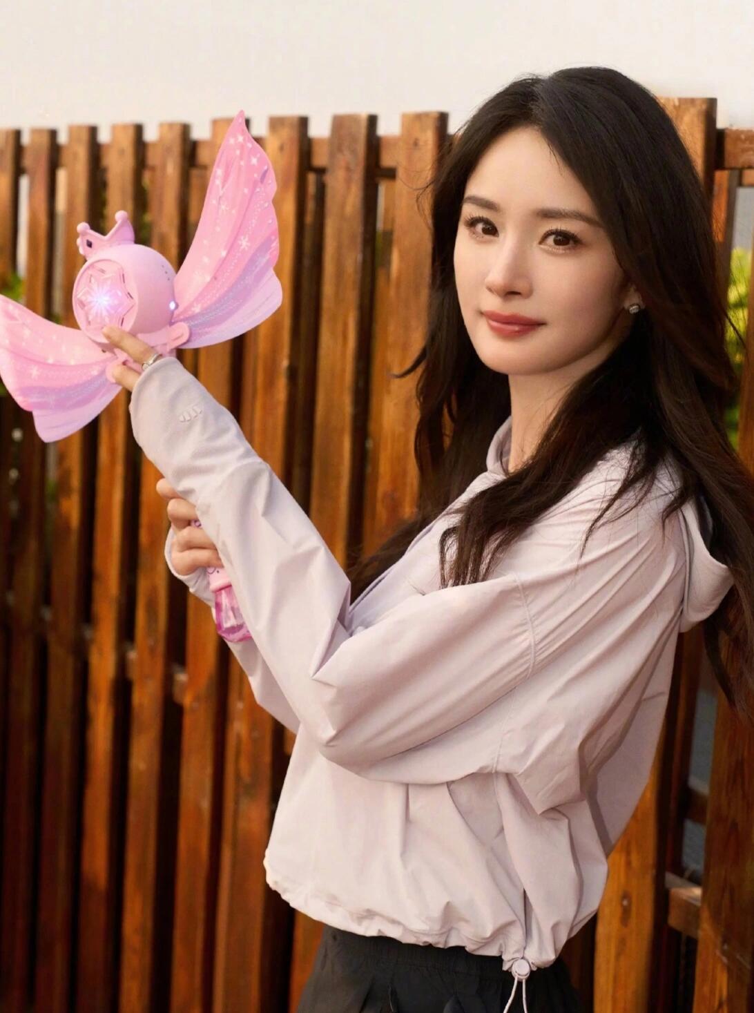 杨幂化身美少女战士玩泡泡机
