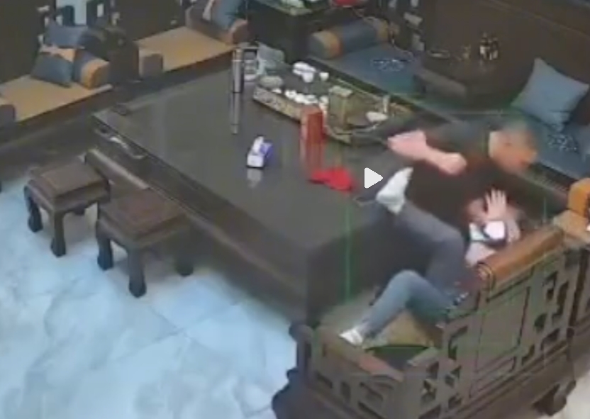 之前有个亲戚就是这样干的，受不了家暴要离婚，男方不同意娘家婆家都劝她忍，

结果