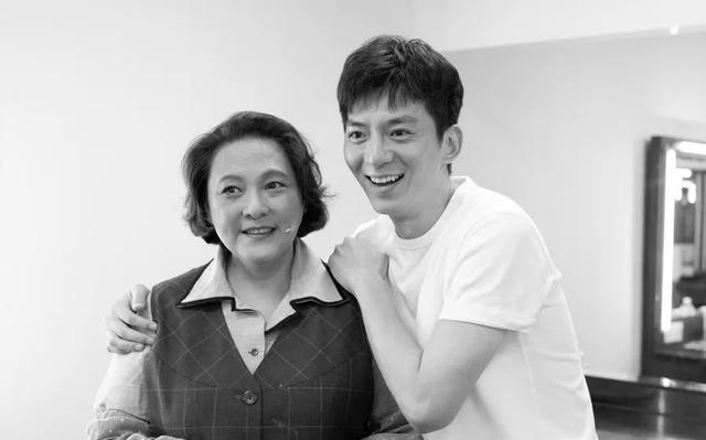 郭成成长记，单亲家庭也幸福，继父成心中英雄