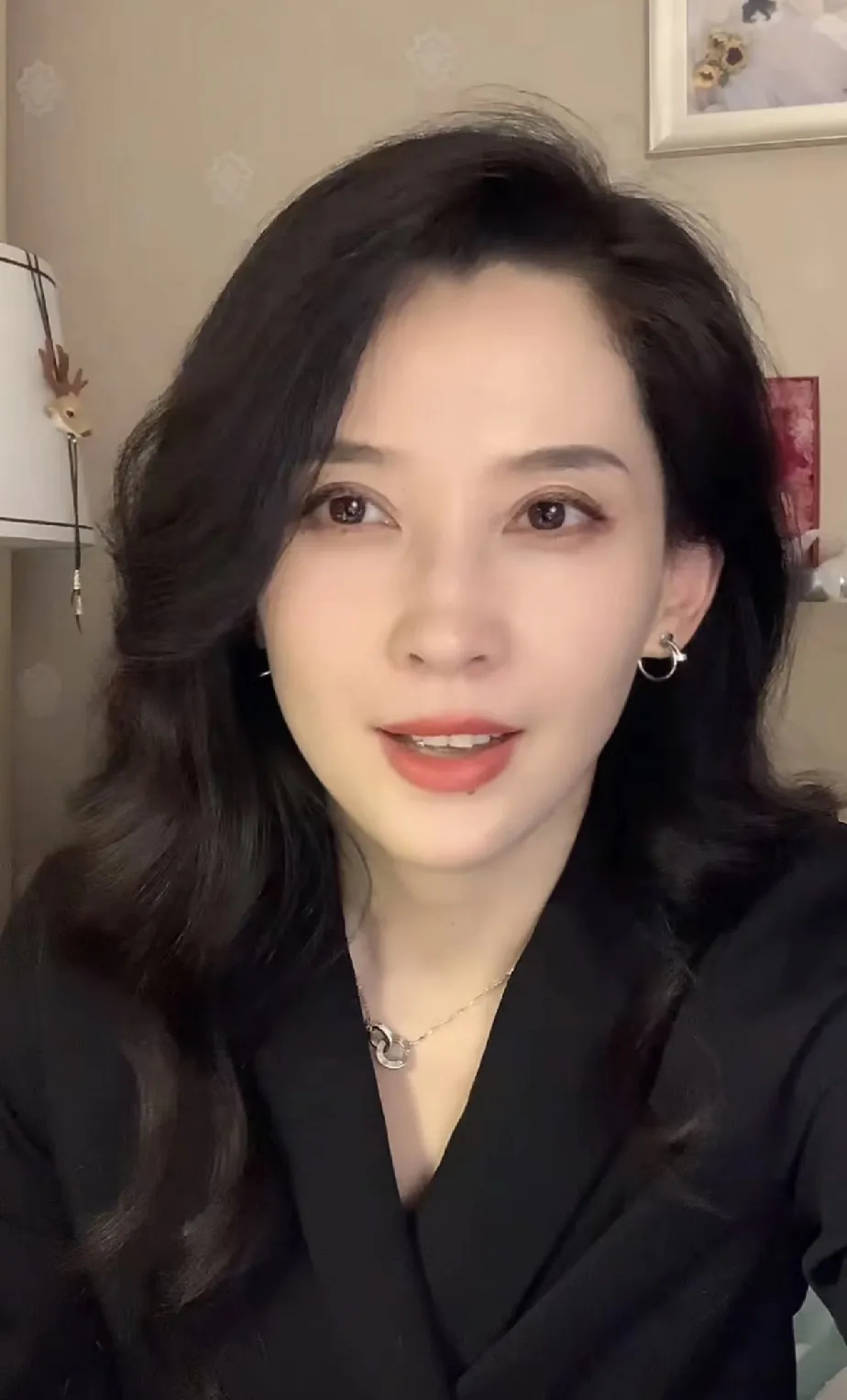 偶然在机场见到了森林北！无论是外貌还是内在条件，都相得益彰。美丽与才华并存的人，