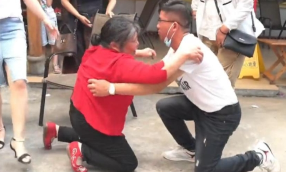 由于没有能力抚养，农妇张祖蓉选择将出生3天的儿子送人。39年后，这个被送走的儿子