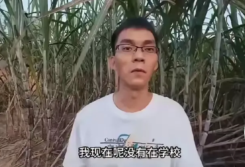 唐尚珺自曝请长假，估计很快就要退学复读了。

原因很简单因为他发现大学理科自己根