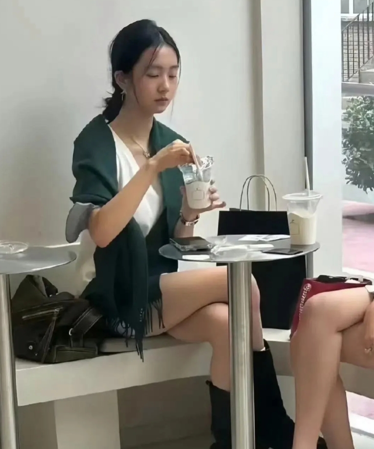 黄多多逛街再次被偶遇，竟让人恍惚间看到了刘诗诗的影子！ ​
