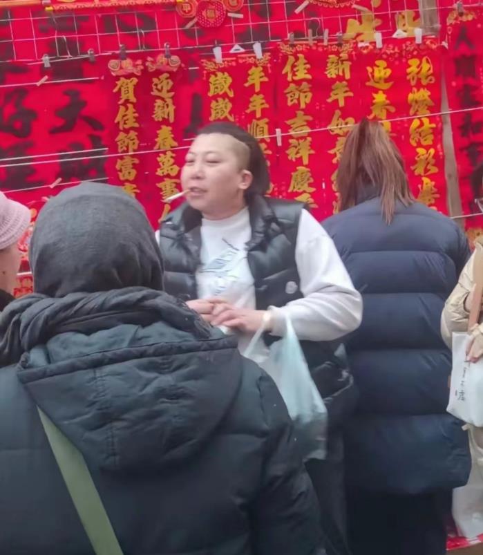 过年赶大集，网友偶遇东北雨姐买对联，依然是风韵犹存。