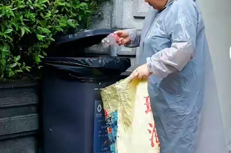 无意间看到小姑子的婆婆在捡垃圾，我回家把这事告诉了我婆婆，谁知，婆婆一听就急眼了