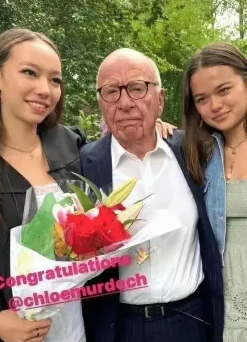 按常理90多岁默多克还有两个女儿应该高兴，可他看不出丝毫开心，这两个女儿不是“千