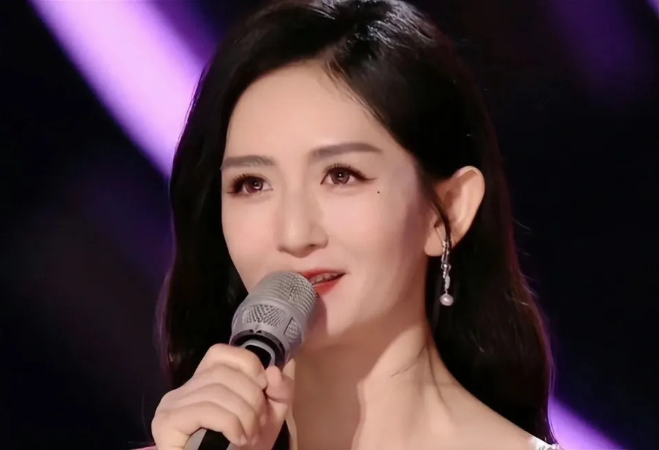 谢娜让人心疼！谢娜在讲述自己以前工作的时候特拼，曾忙到三个月没沾床，累了就随便靠