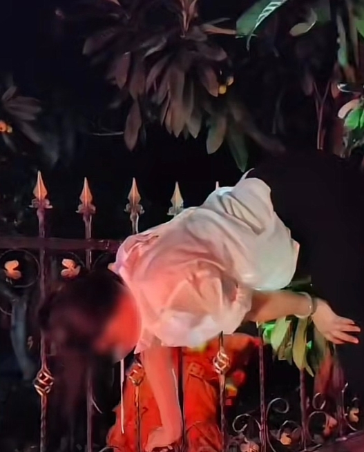 看着都疼！浙江杭州，女子看到路边的枇杷长得不错，一时贪心，就想隔着围栏摘一下回家