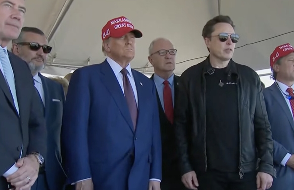 特朗普出席了 SpaceX “星舰”第6次试飞。

看看咱老马这牌面，美国未来总