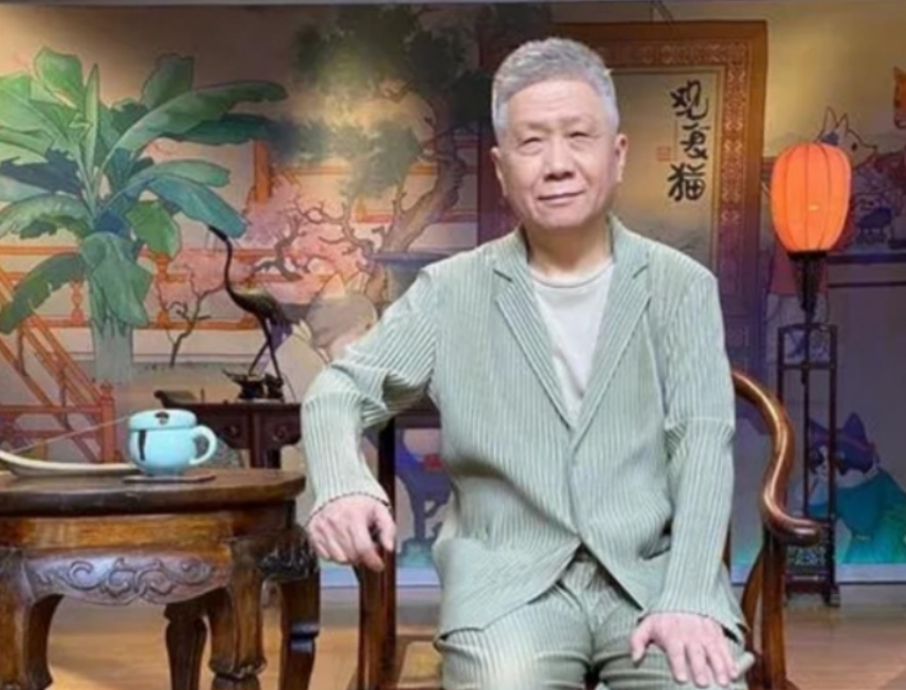 2009年，马未都找人帮忙修复一把黄花梨椅子，结账时，师傅给他比了个1，马未都以