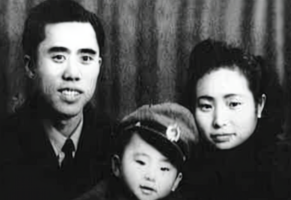 烈士江姐的儿子彭云在美国定居，中国记者问他为什么不肯回国？他的回答很现实，却也很