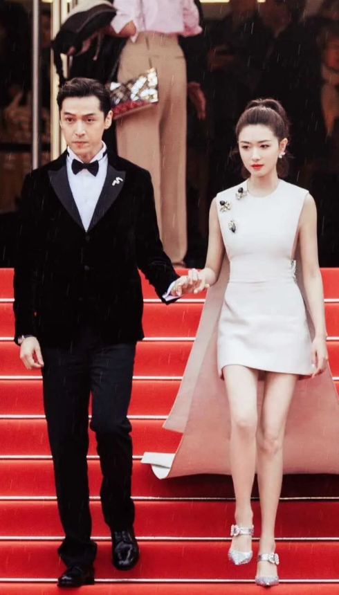 难怪胡歌父亲当年要他娶了和他走红毯牵手的女孩！这个女孩确实美的发光发亮，不仅身材