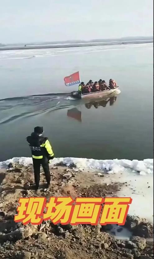一时大意葬送一家四口！男子驾车为了抄近道，将车辆开上结冰的河面，结果在途中坠入冰