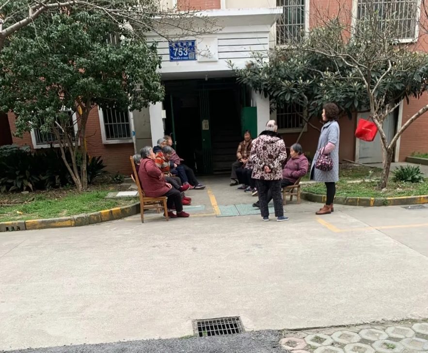 我都后悔死了，越来越后悔买拆迁安置房了。感觉一天24小时都没有安静过，白天吵点倒