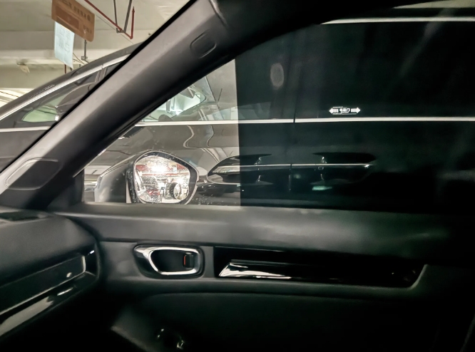 一定不要使用4s店赠送的车膜，透光率非常差。
我们单位刚买了辆新车，用了4s店送