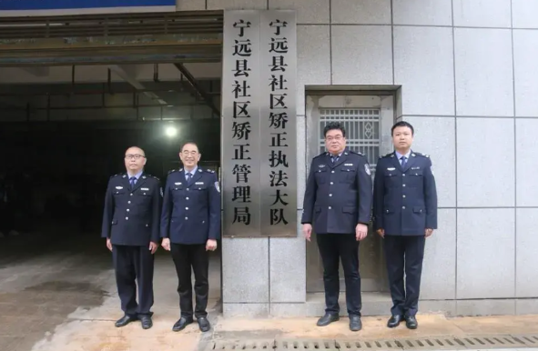 社区矫正管理局人员不是司法警察。司法警察是指人民法院、人民检察院的司法警察。而社