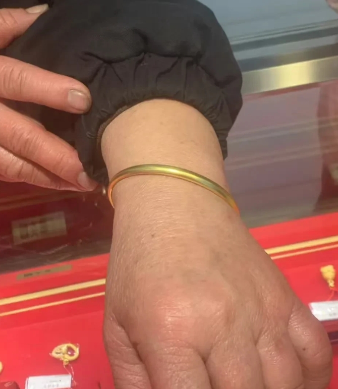         这不快过年了，给妈妈买了个金手镯，怕嫂子看见不高兴，又给嫂子买了