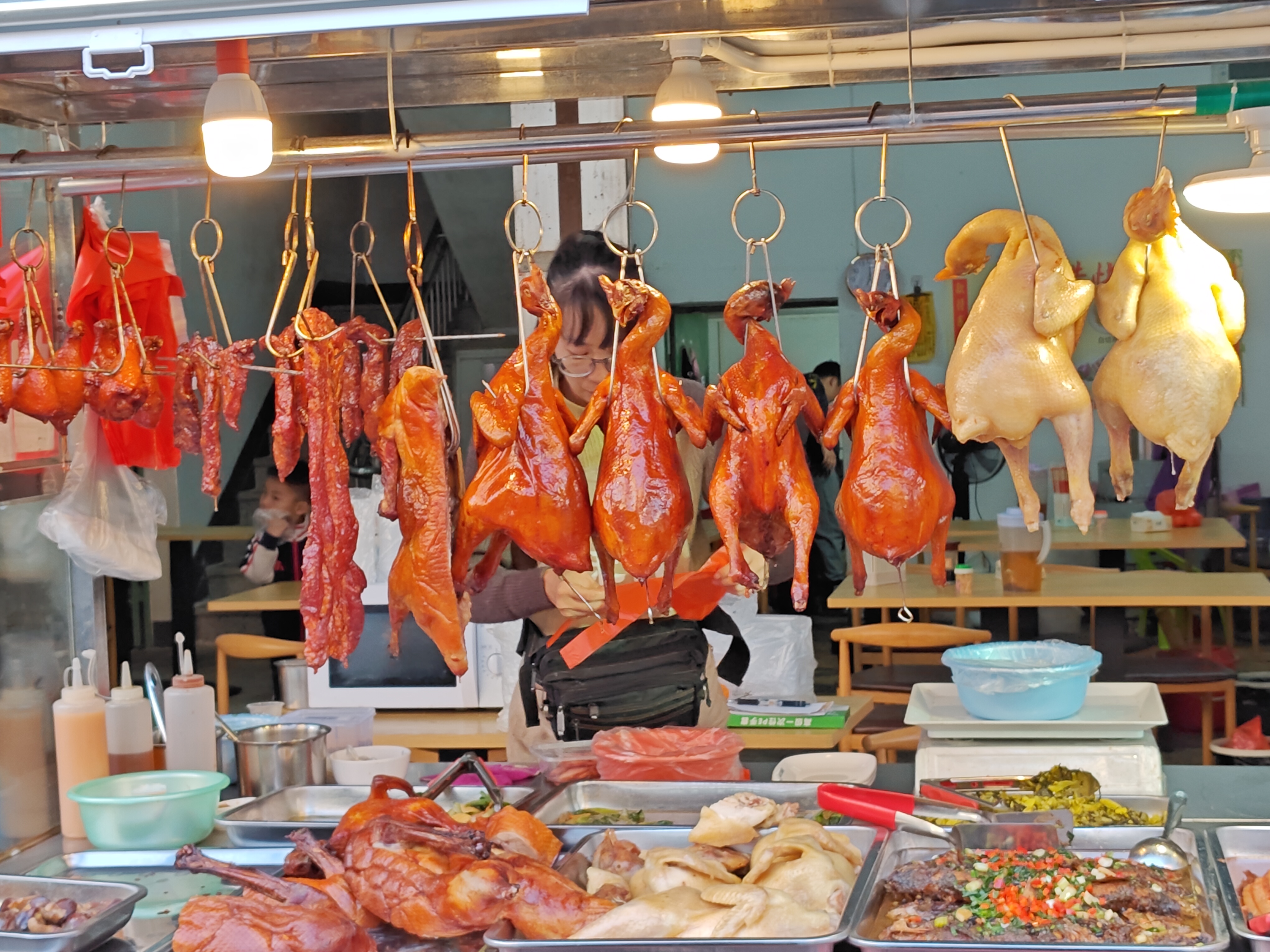 晚市烧腊熟肉：

1、烧腊店，卖相靓，品种也多。
2-3、白斩鸡。
4-5、白斩
