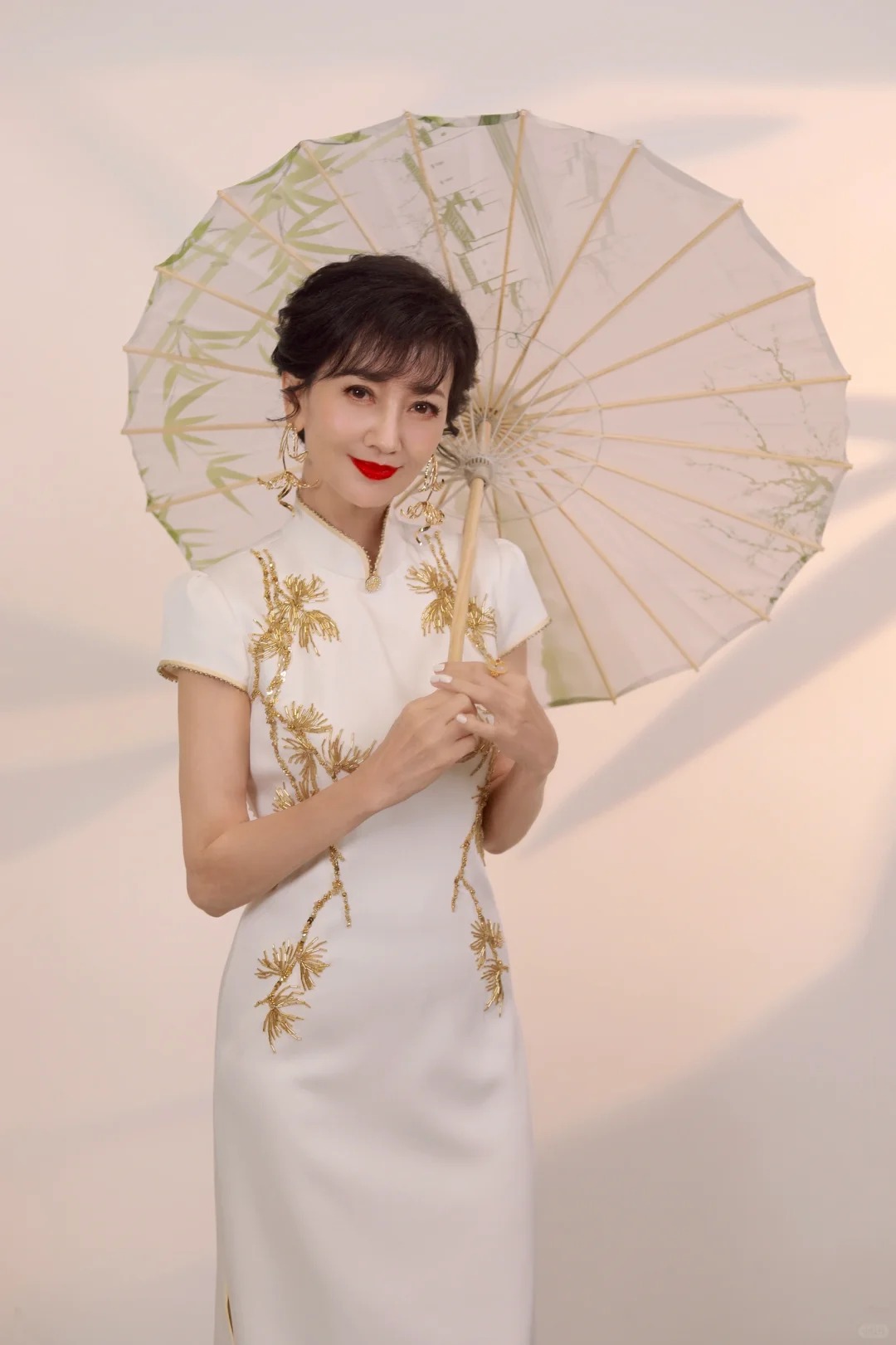 赵雅芝近照惊艳，优雅传奇永不褪色