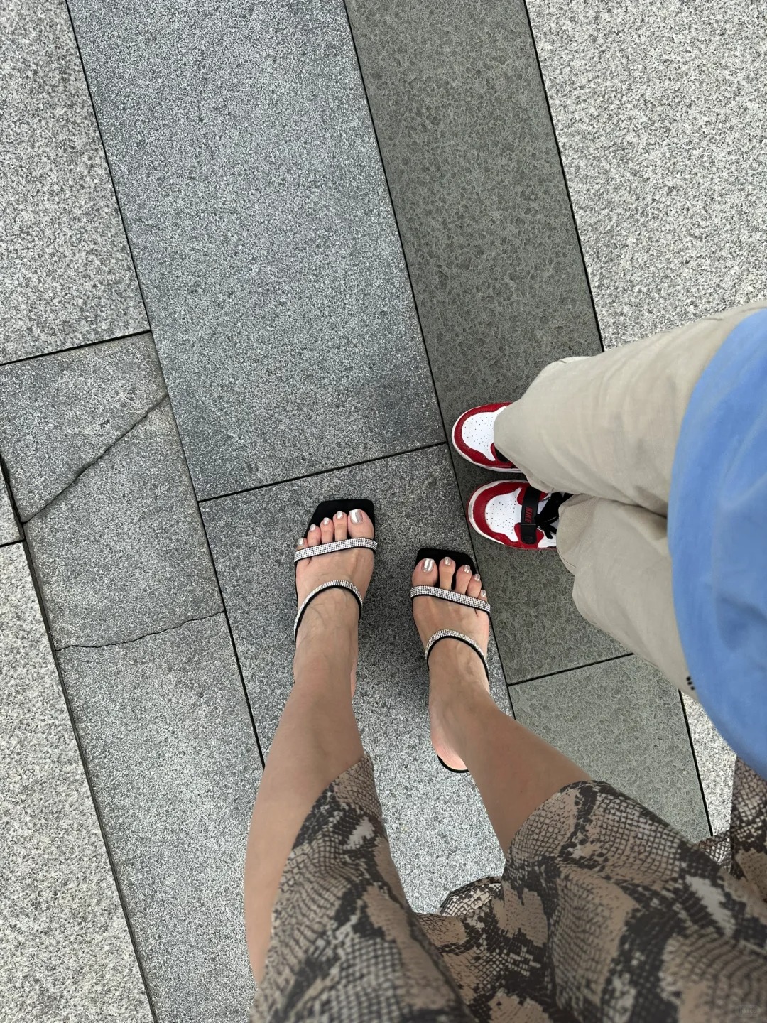 为母则刚，每个当妈妈的都不容易
每天七点醒来送娃上学。晚上带娃睡觉，睡前讲故事。