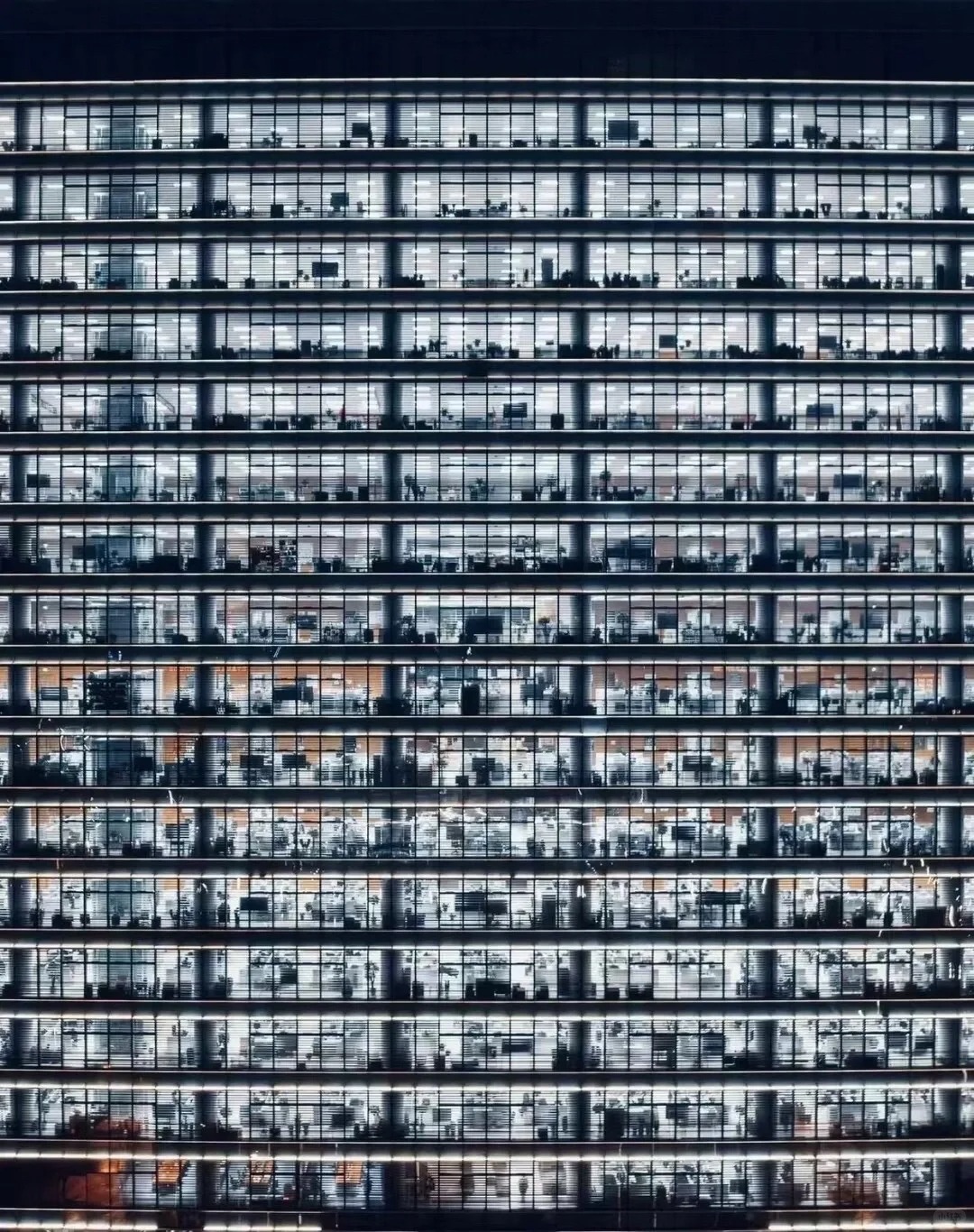 华为加班有多恐怖😱
这是晚上十二点华为办公大楼，大家可以通过这张照片了解一下华