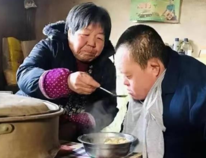 真正的母爱就是这么沉重！2017年，广东83岁老太太将60粒安眠药碾碎放入儿子的