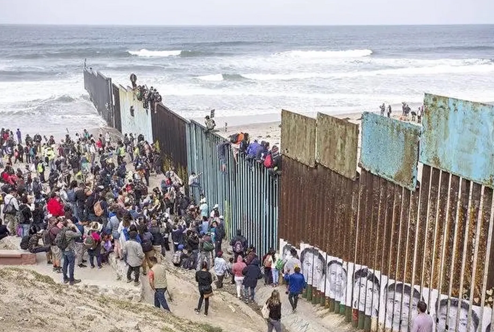 特朗普声称他上任以后，要派美军驱逐非法移民，引起一片恐慌。因为美国的非法移民太多