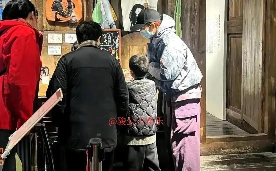 蔡少芬与张晋回到重庆欢度春节，一家人围坐在炉火旁，煮茶谈笑，享受着无比的舒适与温