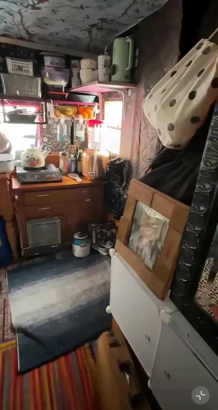 税收到处都是，连住房车都逃不掉。有个美国女的晒了房车照片，看着乱乱的，挺有生活气