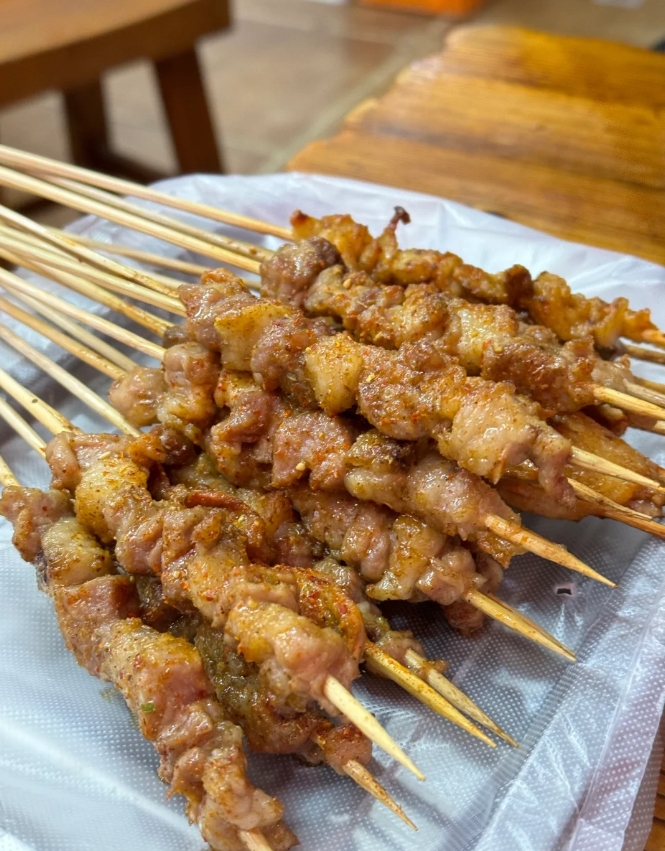 家里就是卖羊肉串的，我觉得这个行业水不深，很少有卖假羊肉的，毕竟要想造假出来耗成