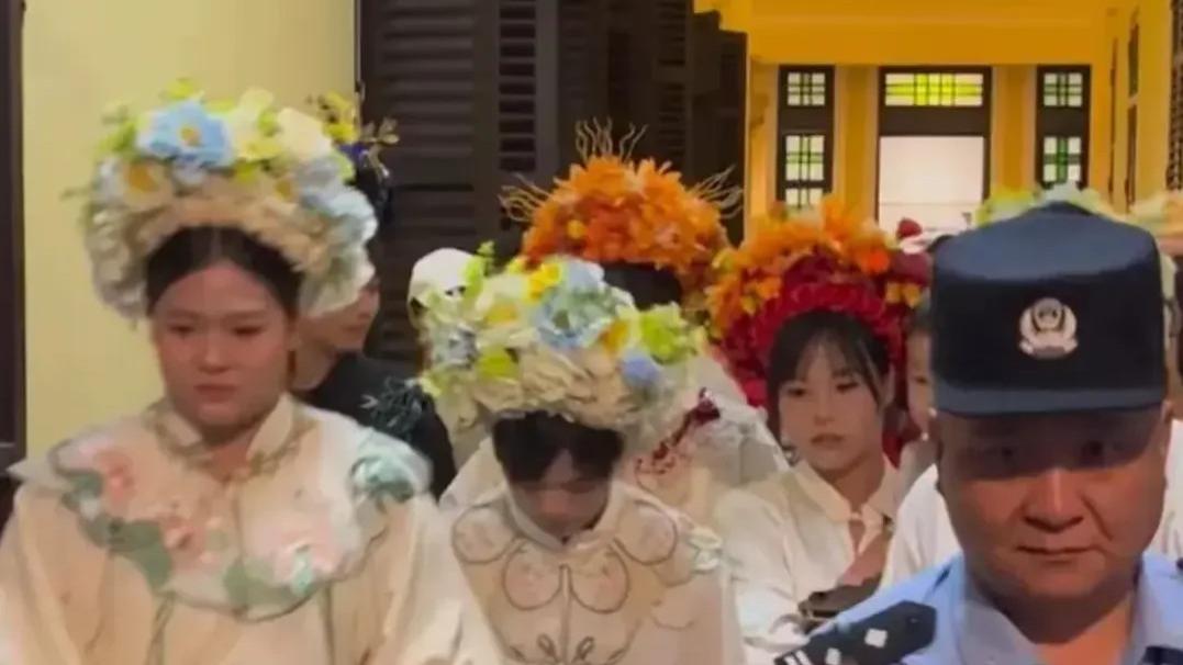 全红婵现身湛江老街，穿簪花服装开心拍照，周围安保人员贴心保护