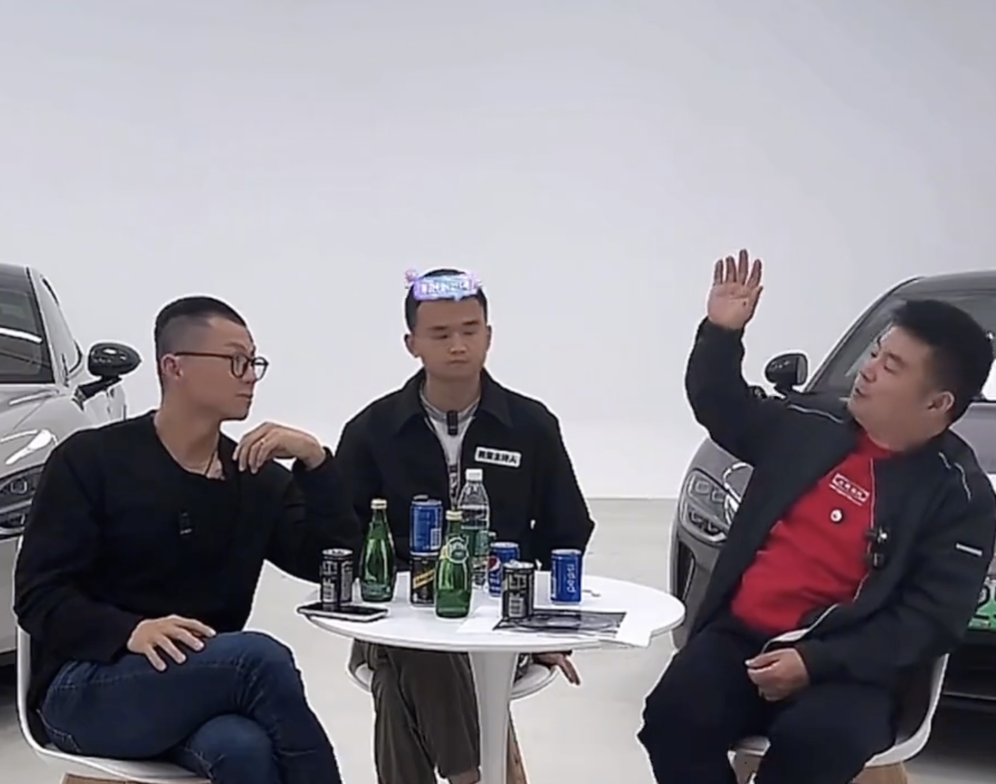 汽车博主陈震跟数码博主金剪刀直播辩论，因为陈震对小米su7评价不高，金剪刀不服气