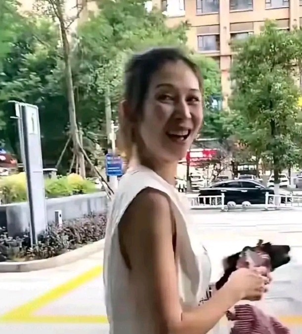 50岁的蔡少芬被路人拍到没化妆的样子，照片被传到网上了，这才是最真实的她吧？