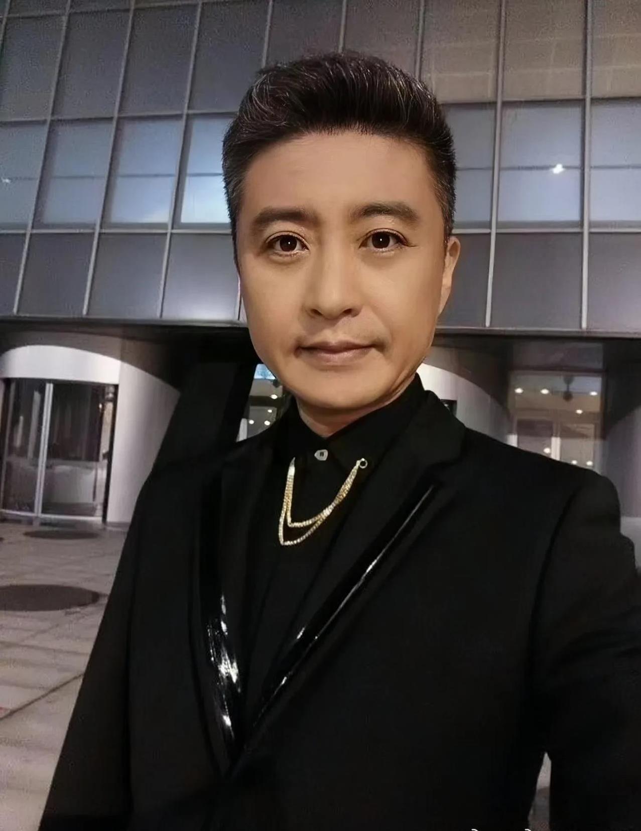 我国著名相声演员优秀主持人小品演员周炜同志年轻时外形条件挺好，一表人才，仪表堂堂