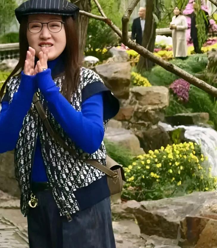 杨钰莹被偶遇，53岁穿搭时尚似少女。
 
只要人老心不老，年过半百能保持一个良好
