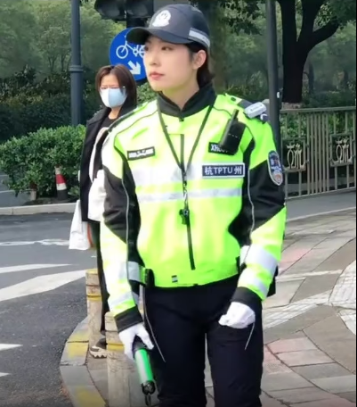 杭州一女警神似贾静雯