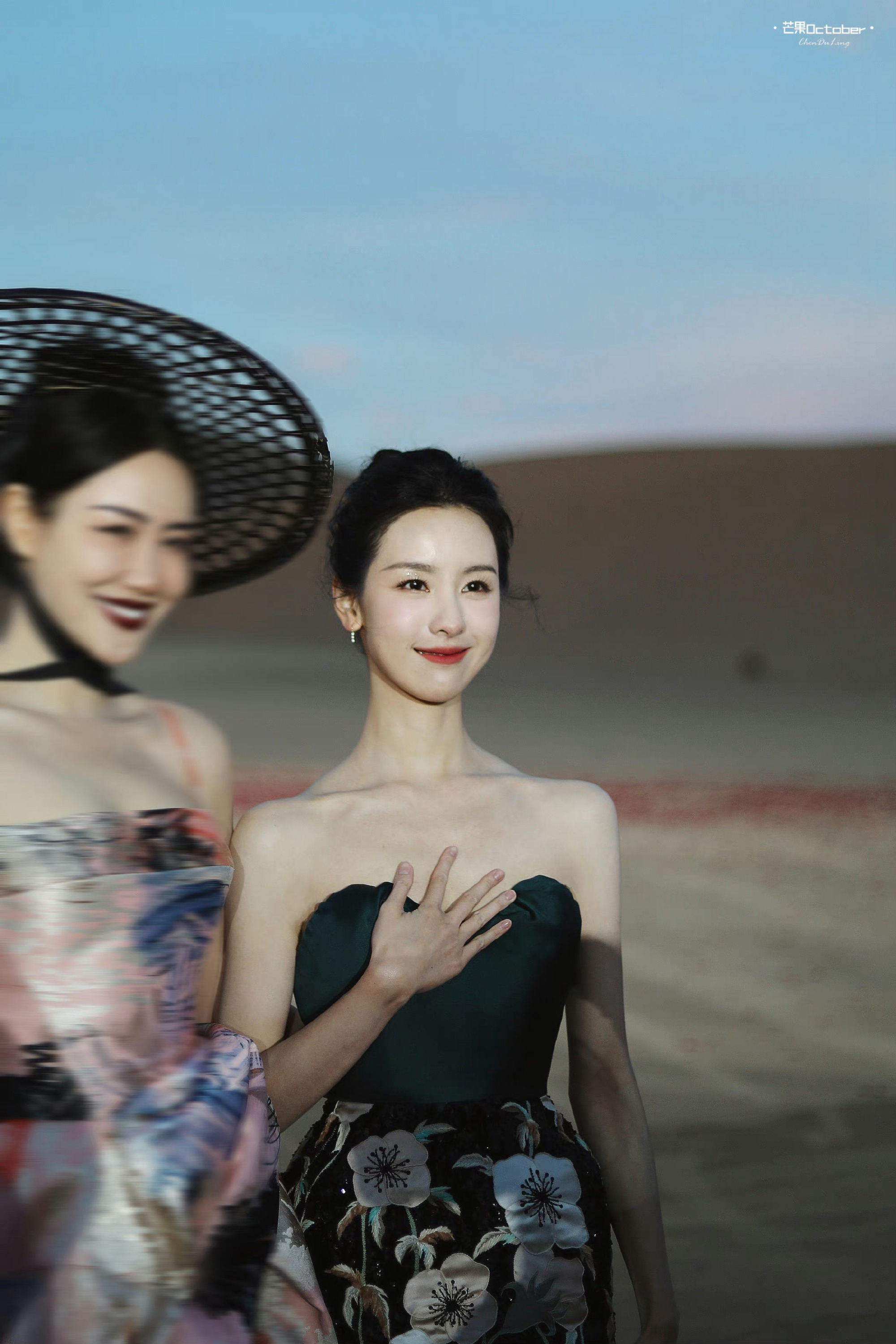 陈都灵才是传统意义上的“东方美人”，气质端庄贵气，符合所有人对白月光与初恋的完美