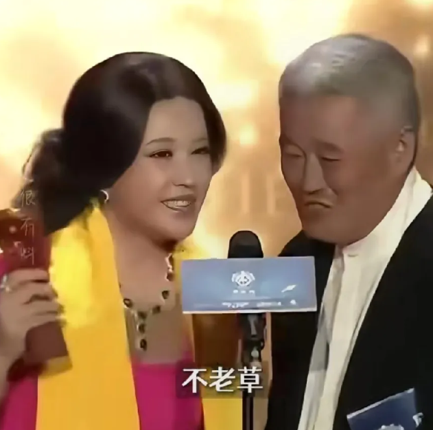 2013年华鼎奖的颁奖现场，本山大叔给刘晓庆颁奖，刘晓庆调侃的一句话惹笑了台下观