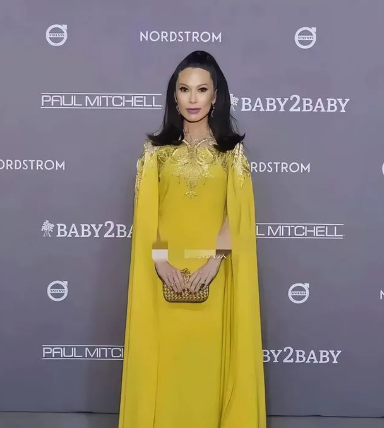 通过这个对比照，邓文迪整容了啊！想跟年龄抵抗，奈何整容有点失败，脸看起来有些僵硬