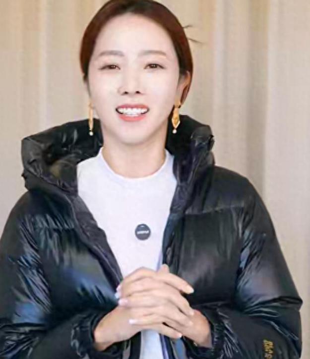 央视徐俐真是清醒，回应原同事带货称尊重但不适合我。
 
做不到就不做，不勉强自己