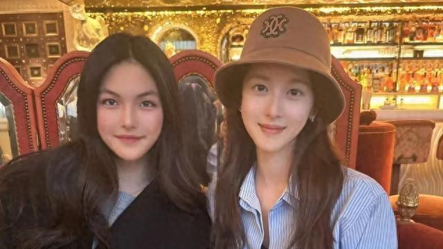 章泽天与王诗龄英国聚餐，李湘负责拍照美颜开大，母女俩用力过猛