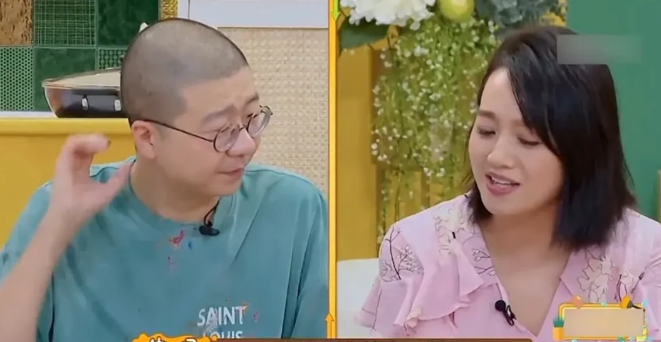一次，朱丹拿着一条丝瓜瓤问大家:“你们知道这个是用来干嘛的吗？”然而黄景瑜与李诞