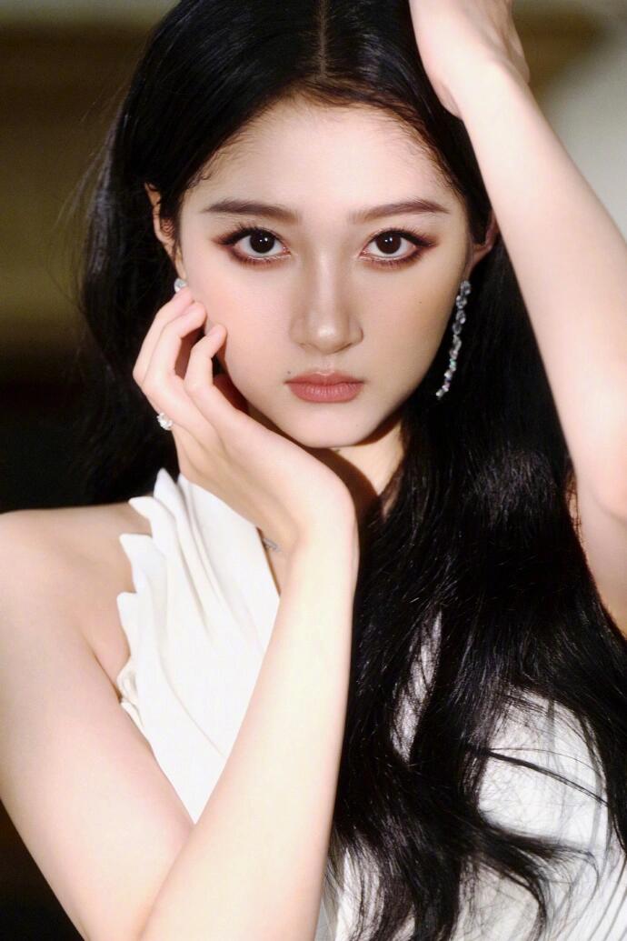 关晓彤越来越美了