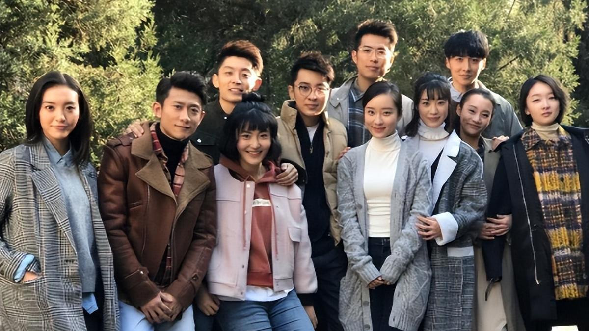 杨紫大学同学结婚，张一山担任伴郎，戴眼镜封印颜值不抢新郎风头