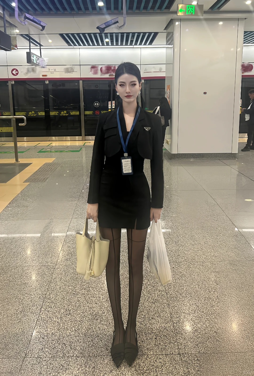 披星戴月忘记摘工牌的一天
每天上完班都傻乎乎的，雨天忘记拿伞，下班戴着工牌回家。