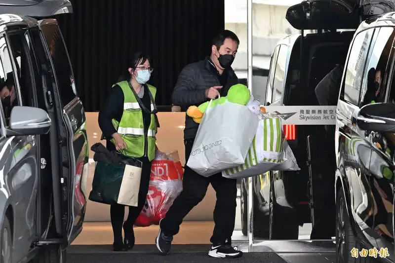据说大S骨灰已被运回台湾
动用私人飞机将其骨灰运回
已于今日抵达松山机场
天呐！