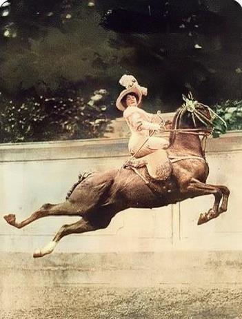 1910年代，欧洲认为女性跨骑是不雅的行为，因此女性想要骑马的时候，都是采用的侧
