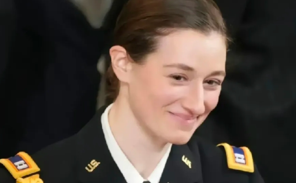 美国公布了失事直升机的飞行员，她不是网上传的变性人，而是一个美女飞行员，今年她才
